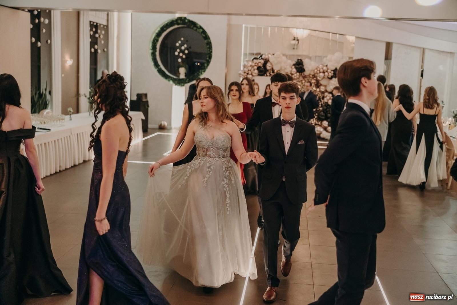 Zdjęcie w galerii na portalu naszraciborz.pl: Najmłodsza i najmniejsza studniówka. DLO bawi się w AquaBraxie [FOTO i WIDEO] wiadomości z regionu