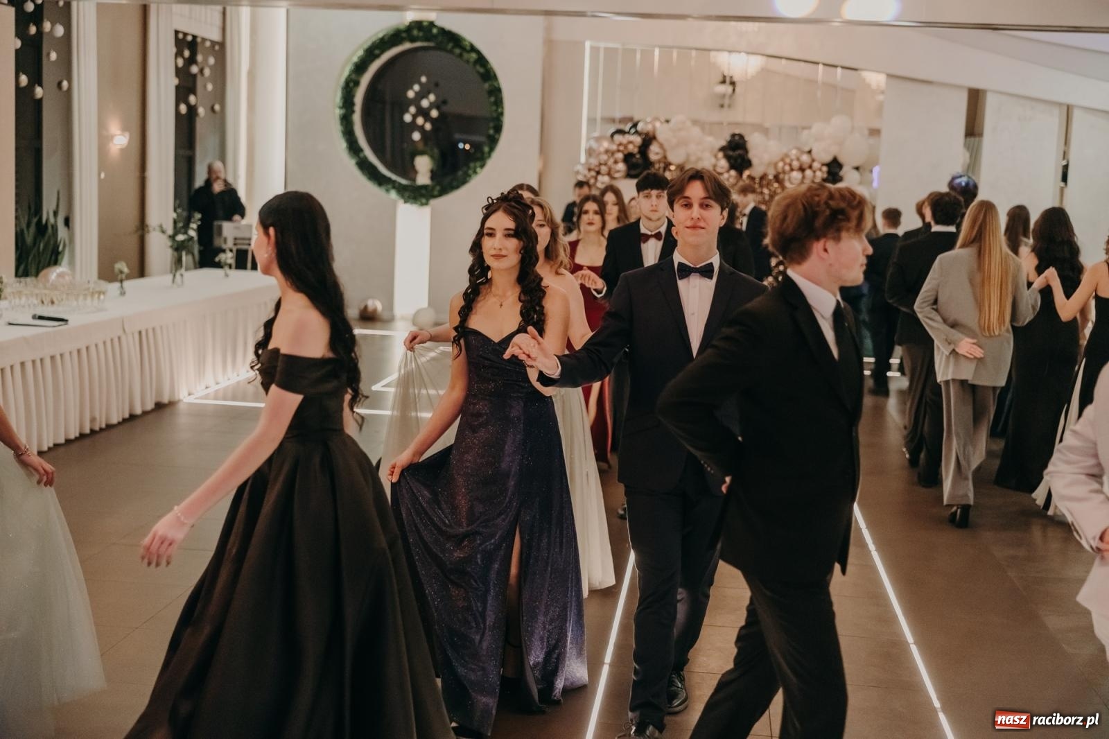 Zdjęcie w galerii na portalu naszraciborz.pl: Najmłodsza i najmniejsza studniówka. DLO bawi się w AquaBraxie [FOTO i WIDEO] wiadomości z regionu