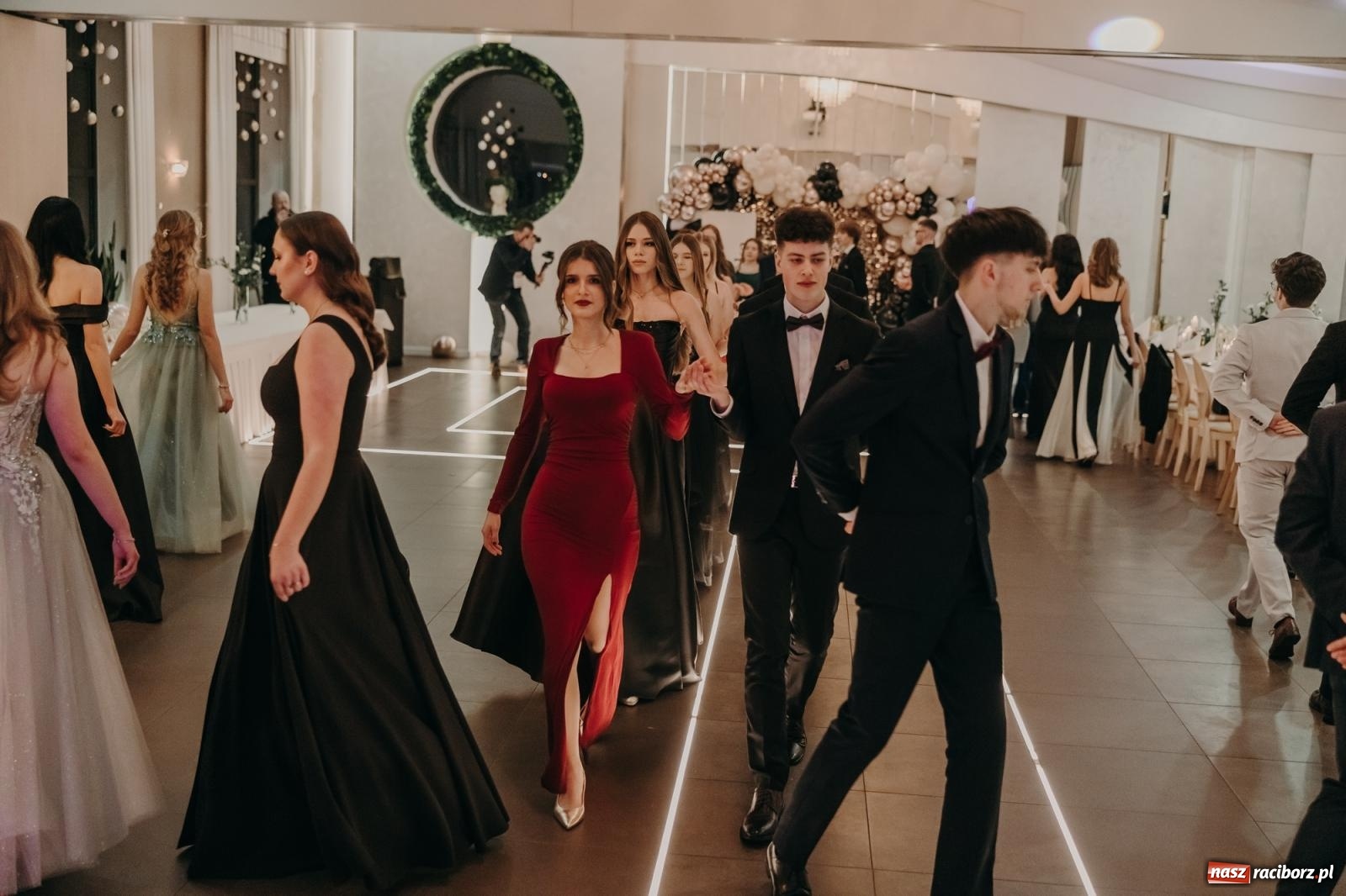 Zdjęcie w galerii na portalu naszraciborz.pl: Najmłodsza i najmniejsza studniówka. DLO bawi się w AquaBraxie [FOTO i WIDEO] wiadomości z regionu