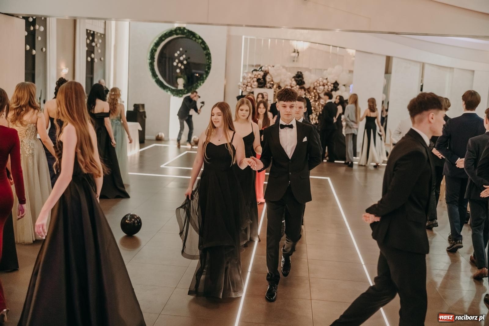 Zdjęcie w galerii na portalu naszraciborz.pl: Najmłodsza i najmniejsza studniówka. DLO bawi się w AquaBraxie [FOTO i WIDEO] wiadomości z regionu