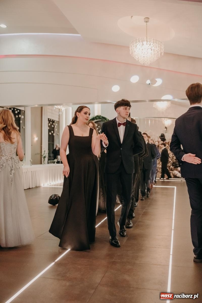 Zdjęcie w galerii na portalu naszraciborz.pl: Najmłodsza i najmniejsza studniówka. DLO bawi się w AquaBraxie [FOTO i WIDEO] wiadomości z regionu