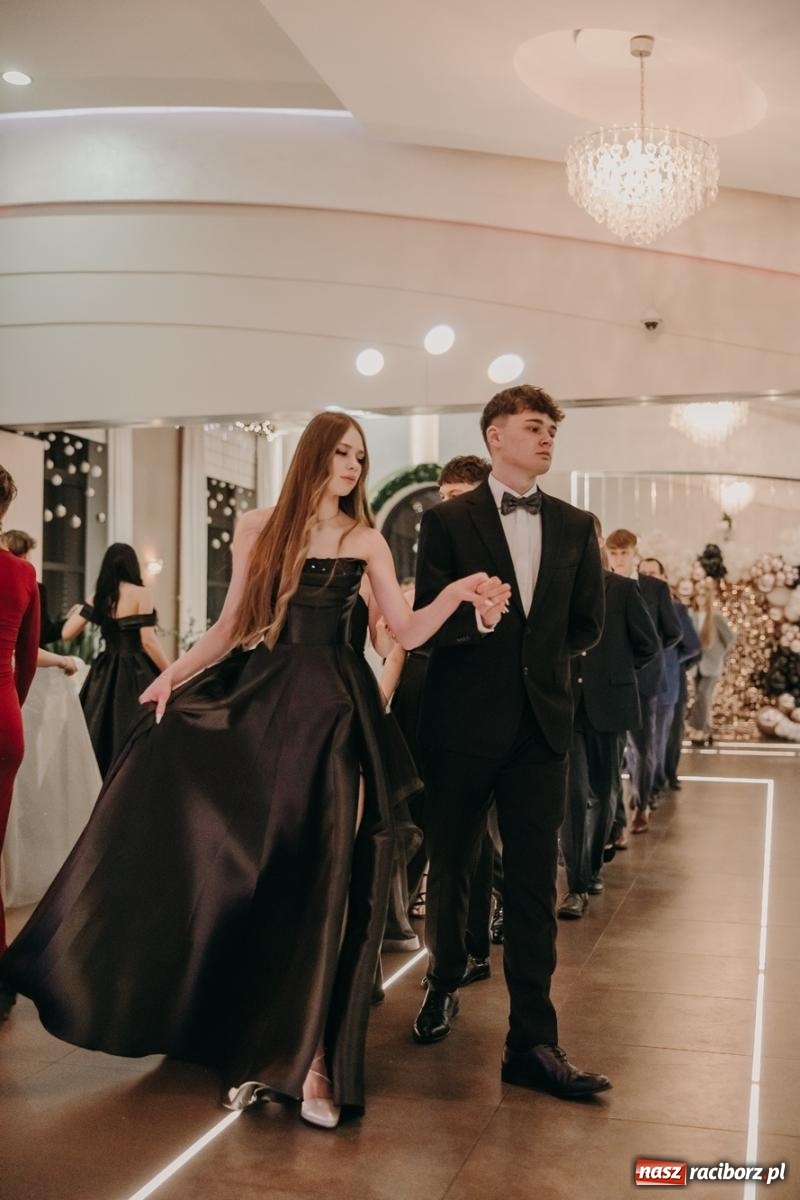 Zdjęcie w galerii na portalu naszraciborz.pl: Najmłodsza i najmniejsza studniówka. DLO bawi się w AquaBraxie [FOTO i WIDEO] wiadomości z regionu