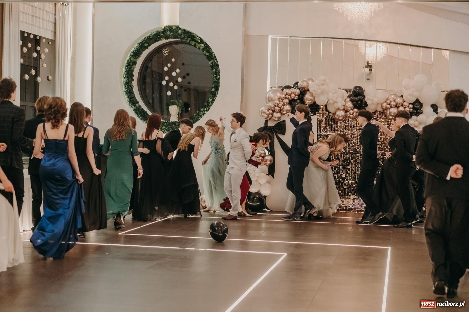 Zdjęcie w galerii na portalu naszraciborz.pl: Najmłodsza i najmniejsza studniówka. DLO bawi się w AquaBraxie [FOTO i WIDEO] wiadomości z regionu