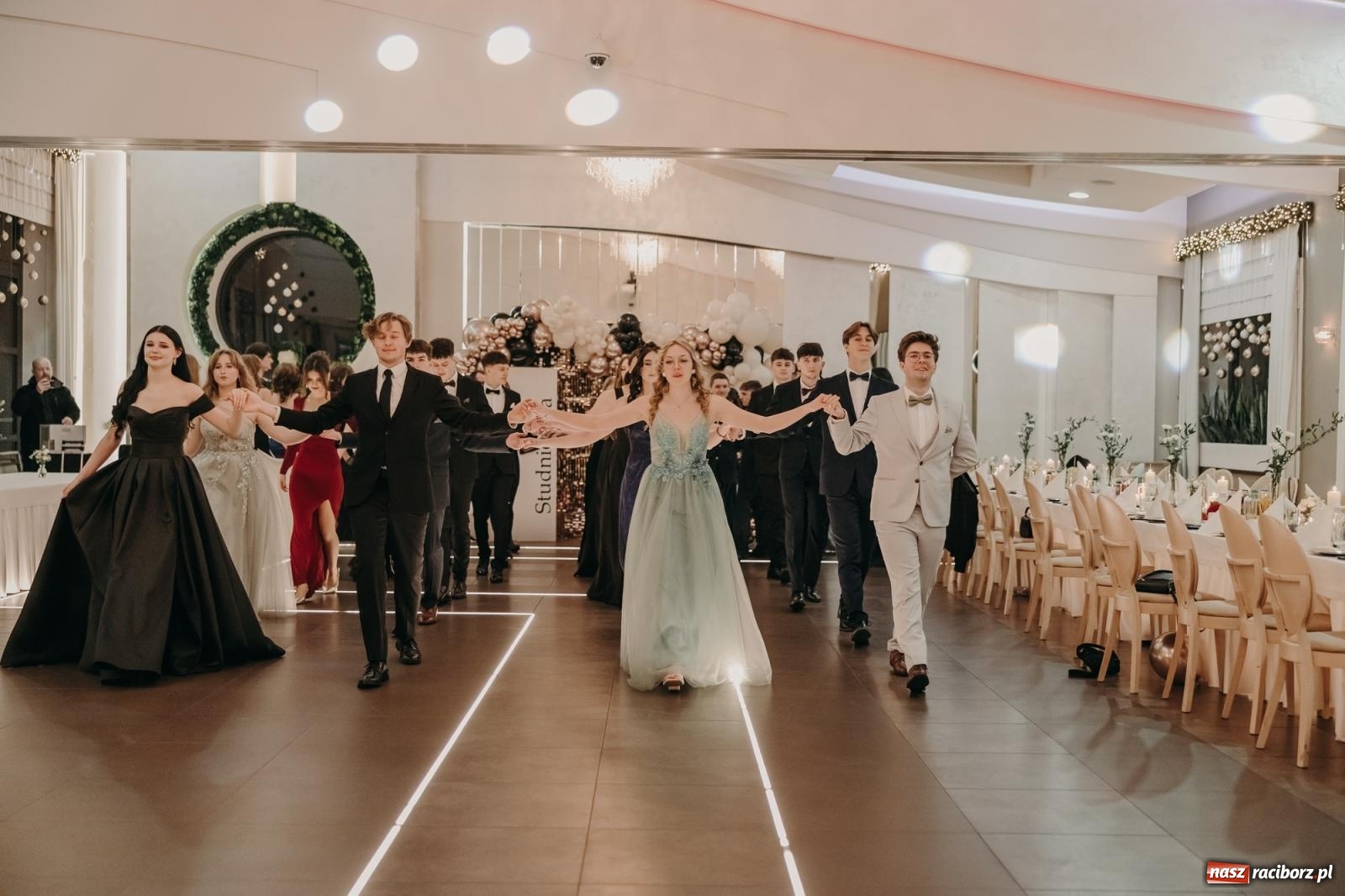 Zdjęcie w galerii na portalu naszraciborz.pl: Najmłodsza i najmniejsza studniówka. DLO bawi się w AquaBraxie [FOTO i WIDEO] wiadomości z regionu