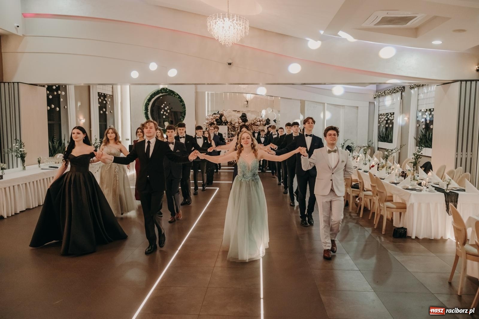 Zdjęcie w galerii na portalu naszraciborz.pl: Najmłodsza i najmniejsza studniówka. DLO bawi się w AquaBraxie [FOTO i WIDEO] wiadomości z regionu