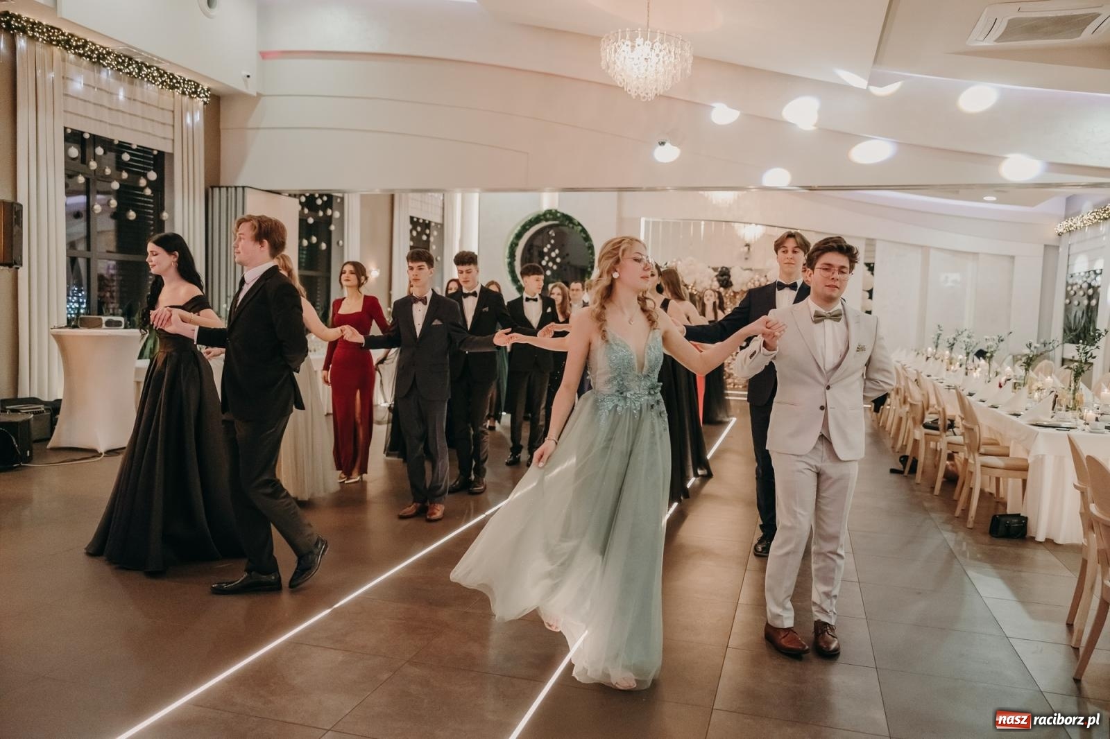 Zdjęcie w galerii na portalu naszraciborz.pl: Najmłodsza i najmniejsza studniówka. DLO bawi się w AquaBraxie [FOTO i WIDEO] wiadomości z regionu