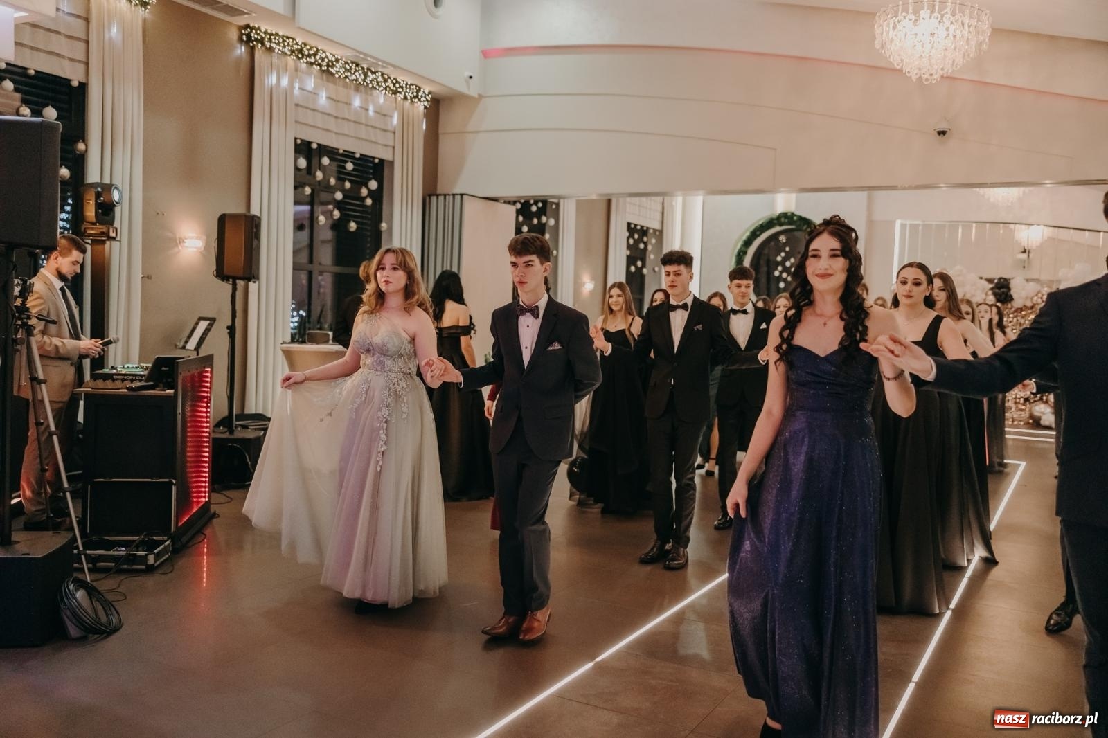 Zdjęcie w galerii na portalu naszraciborz.pl: Najmłodsza i najmniejsza studniówka. DLO bawi się w AquaBraxie [FOTO i WIDEO] wiadomości z regionu