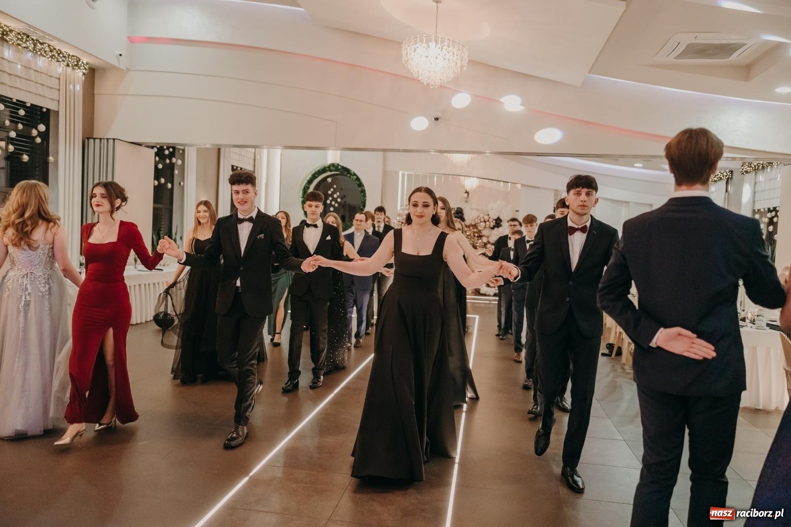 Zdjęcie w galerii na portalu naszraciborz.pl: Najmłodsza i najmniejsza studniówka. DLO bawi się w AquaBraxie [FOTO i WIDEO] wiadomości z regionu