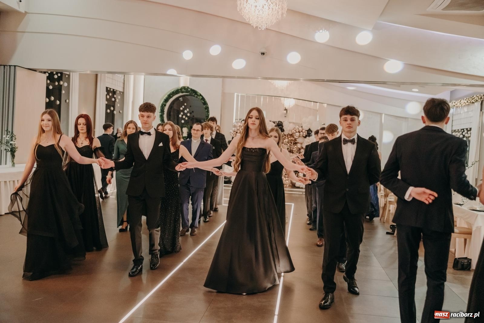 Zdjęcie w galerii na portalu naszraciborz.pl: Najmłodsza i najmniejsza studniówka. DLO bawi się w AquaBraxie [FOTO i WIDEO] wiadomości z regionu