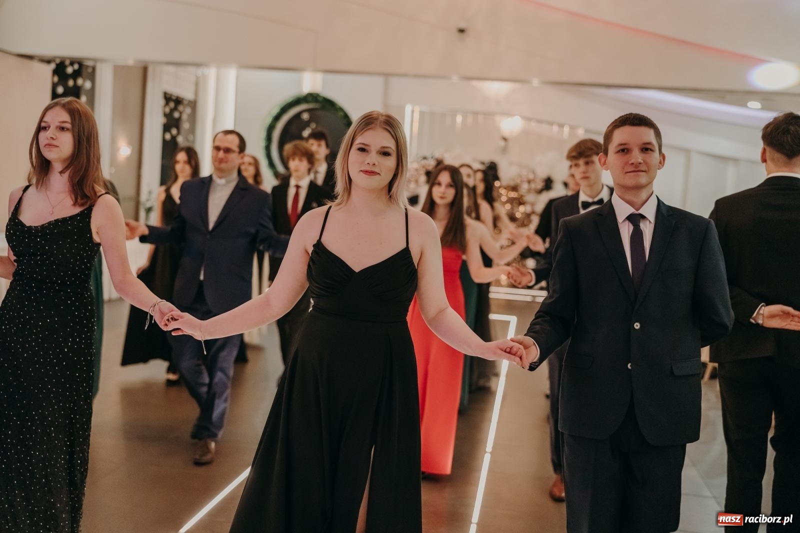 Zdjęcie w galerii na portalu naszraciborz.pl: Najmłodsza i najmniejsza studniówka. DLO bawi się w AquaBraxie [FOTO i WIDEO] wiadomości z regionu