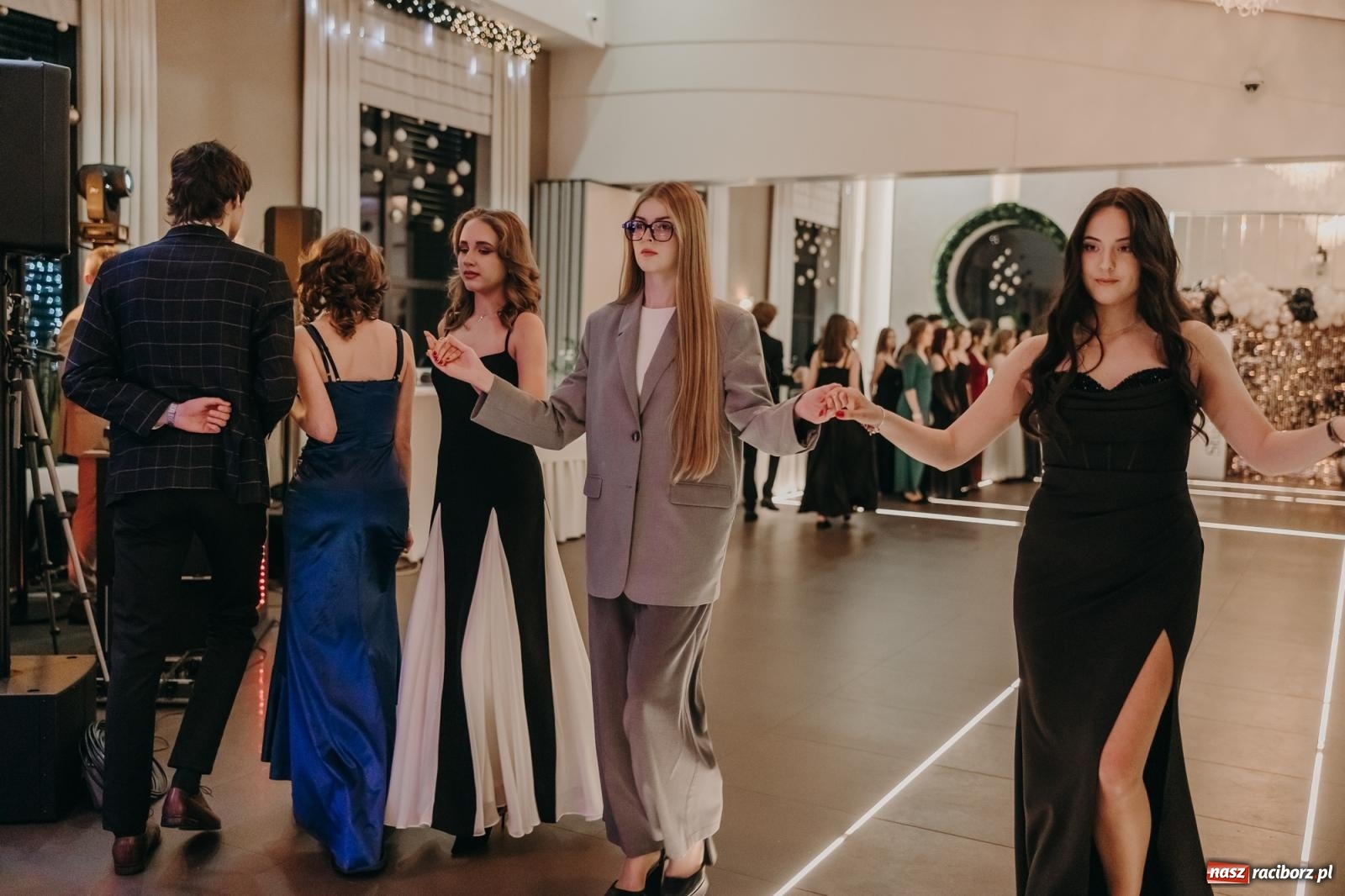 Zdjęcie w galerii na portalu naszraciborz.pl: Najmłodsza i najmniejsza studniówka. DLO bawi się w AquaBraxie [FOTO i WIDEO] wiadomości z regionu