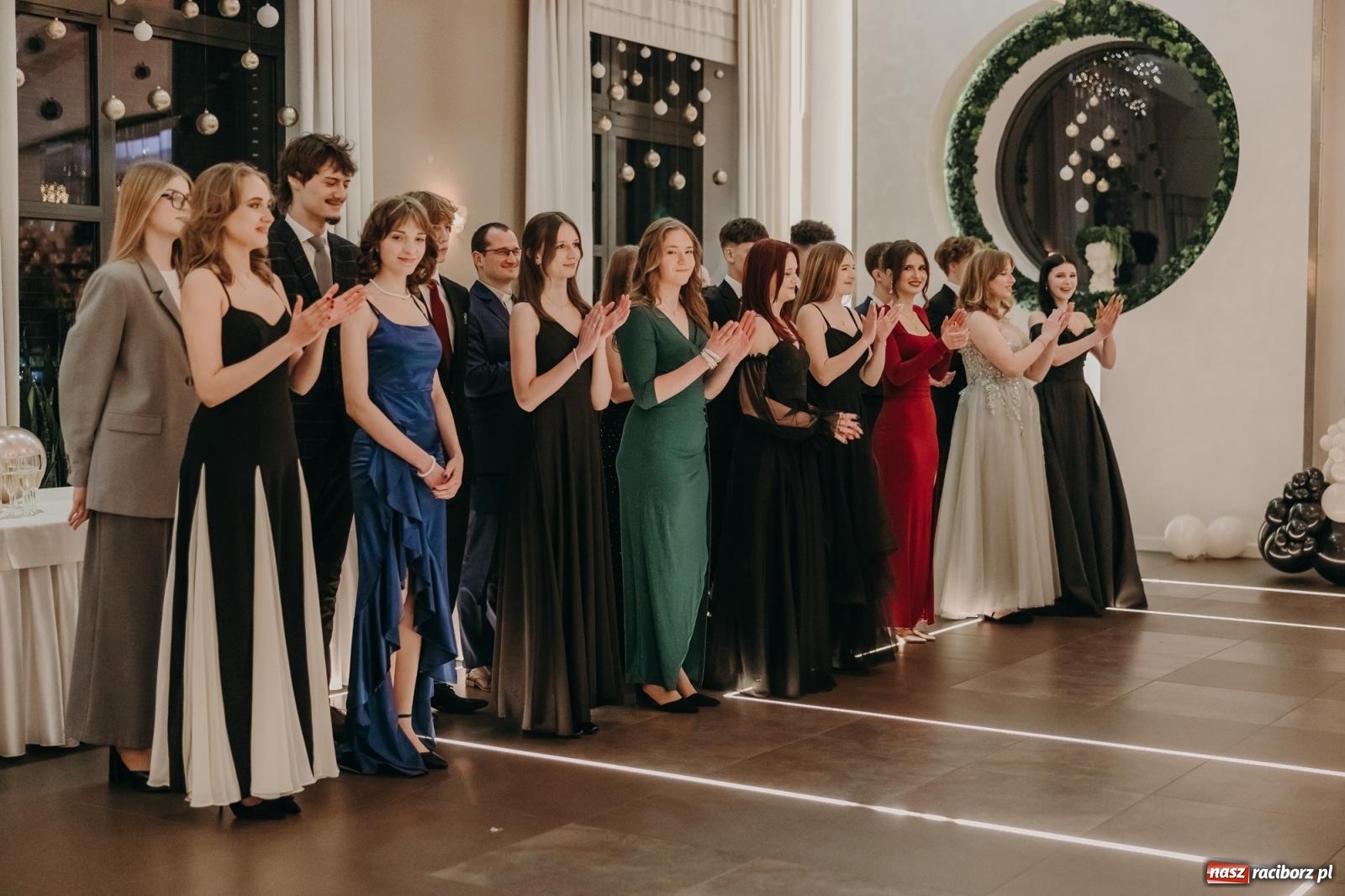 Zdjęcie w galerii na portalu naszraciborz.pl: Najmłodsza i najmniejsza studniówka. DLO bawi się w AquaBraxie [FOTO i WIDEO] wiadomości z regionu