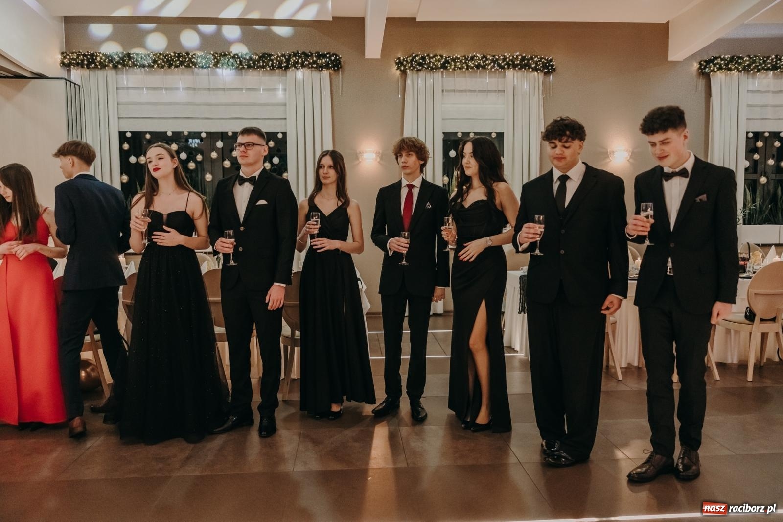 Zdjęcie w galerii na portalu naszraciborz.pl: Najmłodsza i najmniejsza studniówka. DLO bawi się w AquaBraxie [FOTO i WIDEO] wiadomości z regionu