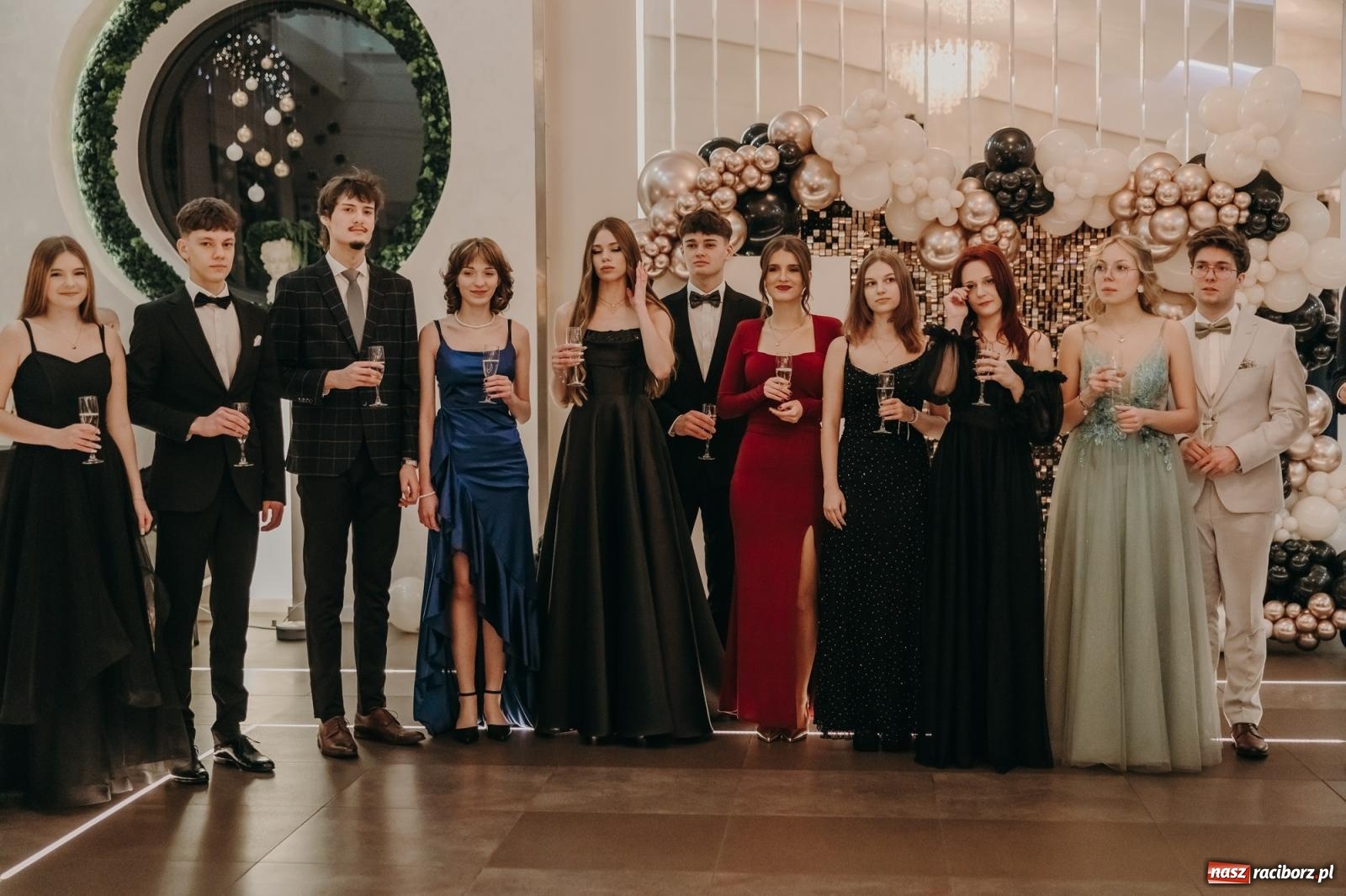 Zdjęcie w galerii na portalu naszraciborz.pl: Najmłodsza i najmniejsza studniówka. DLO bawi się w AquaBraxie [FOTO i WIDEO] wiadomości z regionu