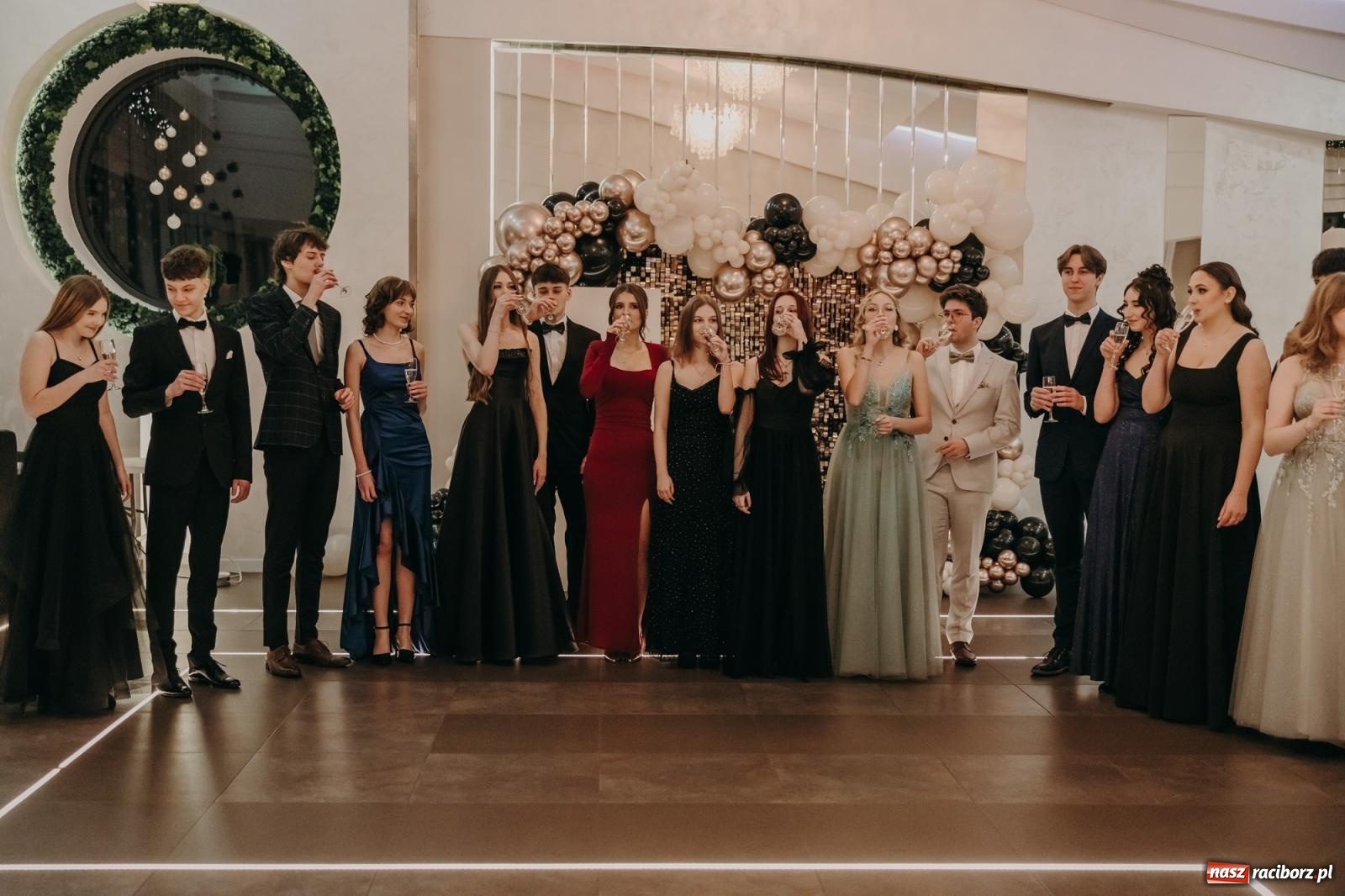 Zdjęcie w galerii na portalu naszraciborz.pl: Najmłodsza i najmniejsza studniówka. DLO bawi się w AquaBraxie [FOTO i WIDEO] wiadomości z regionu