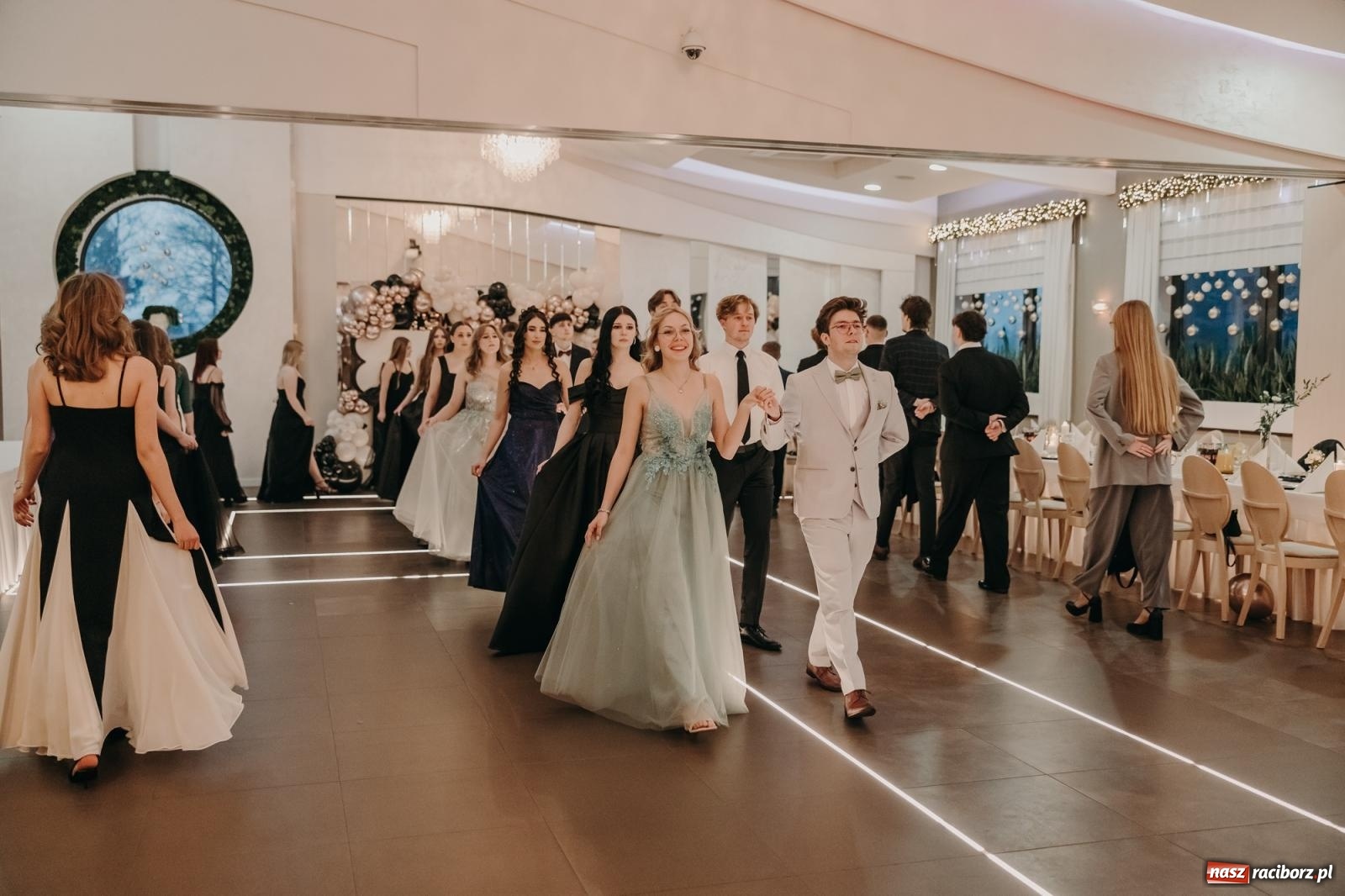 Zdjęcie w galerii na portalu naszraciborz.pl: Najmłodsza i najmniejsza studniówka. DLO bawi się w AquaBraxie [FOTO i WIDEO] wiadomości z regionu