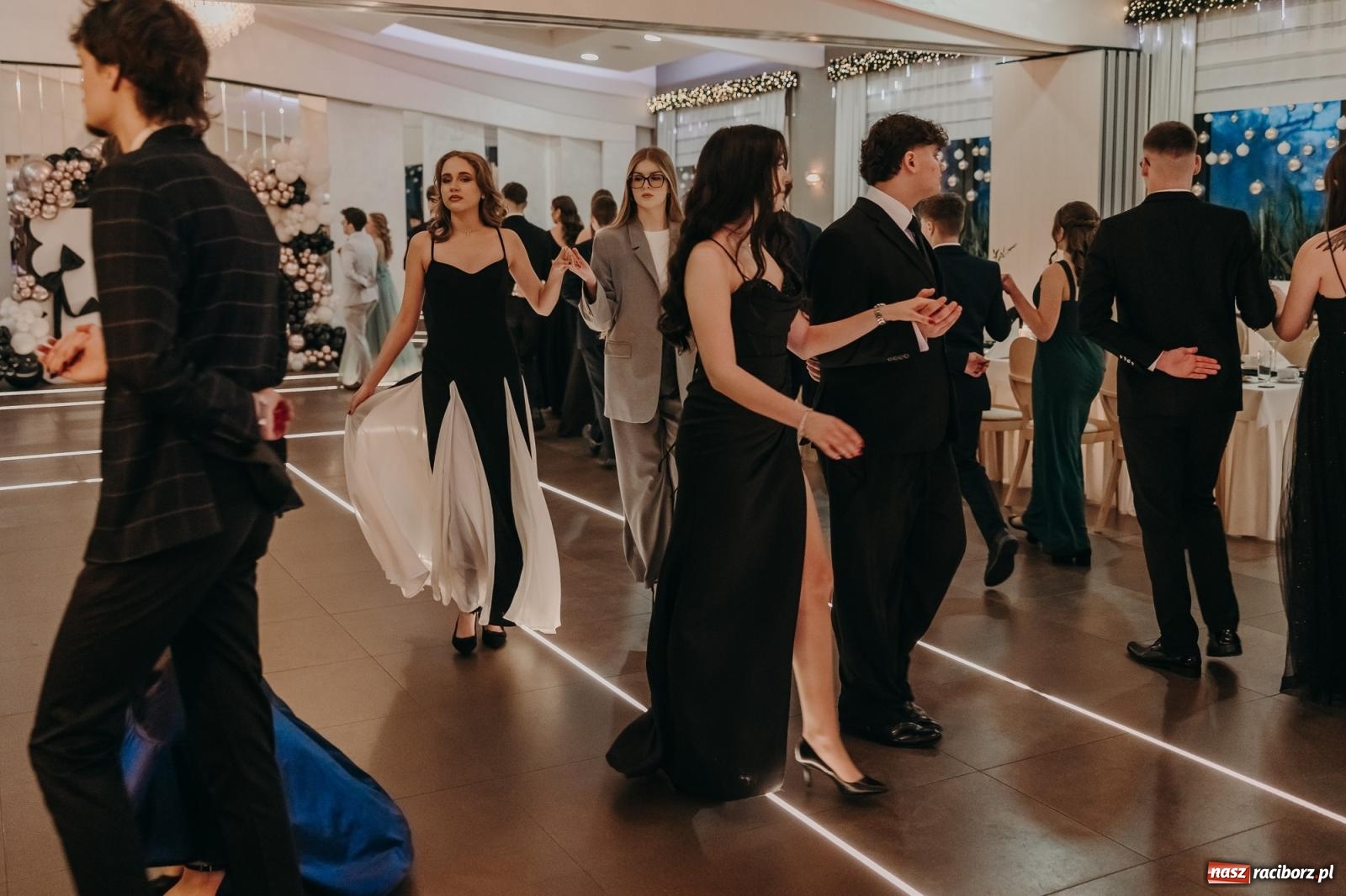 Zdjęcie w galerii na portalu naszraciborz.pl: Najmłodsza i najmniejsza studniówka. DLO bawi się w AquaBraxie [FOTO i WIDEO] wiadomości z regionu