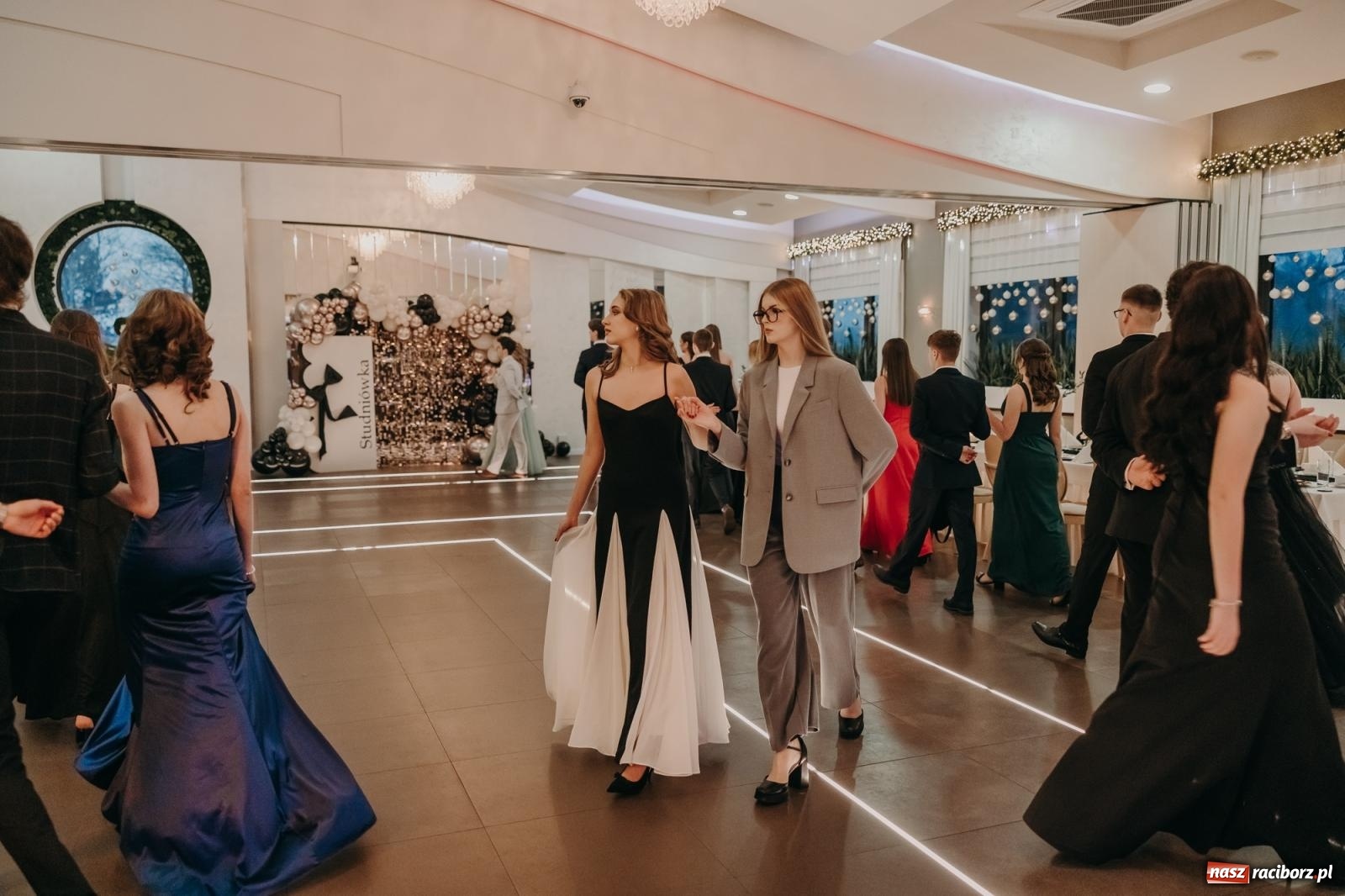 Zdjęcie w galerii na portalu naszraciborz.pl: Najmłodsza i najmniejsza studniówka. DLO bawi się w AquaBraxie [FOTO i WIDEO] wiadomości z regionu