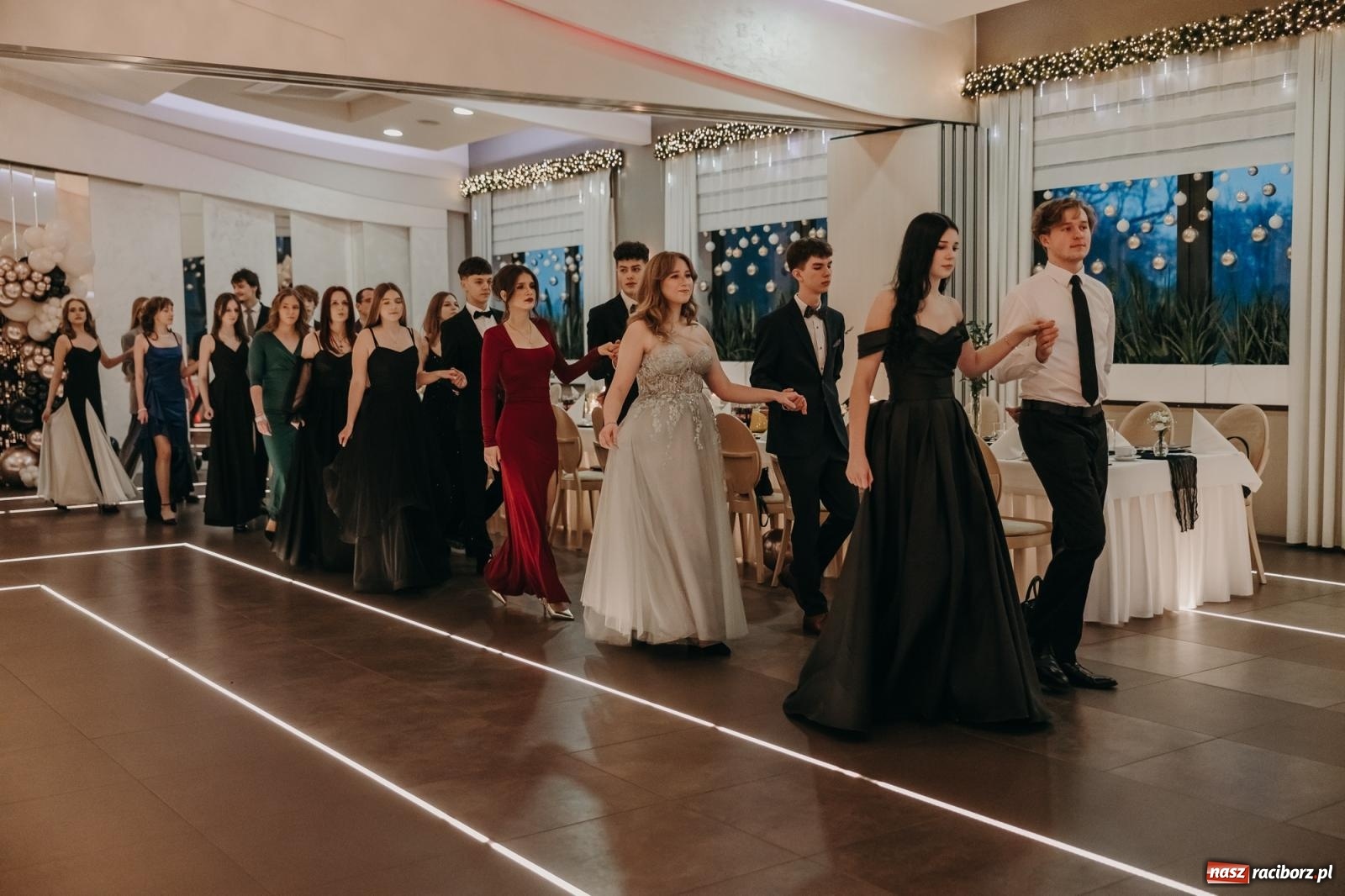 Zdjęcie w galerii na portalu naszraciborz.pl: Najmłodsza i najmniejsza studniówka. DLO bawi się w AquaBraxie [FOTO i WIDEO] wiadomości z regionu