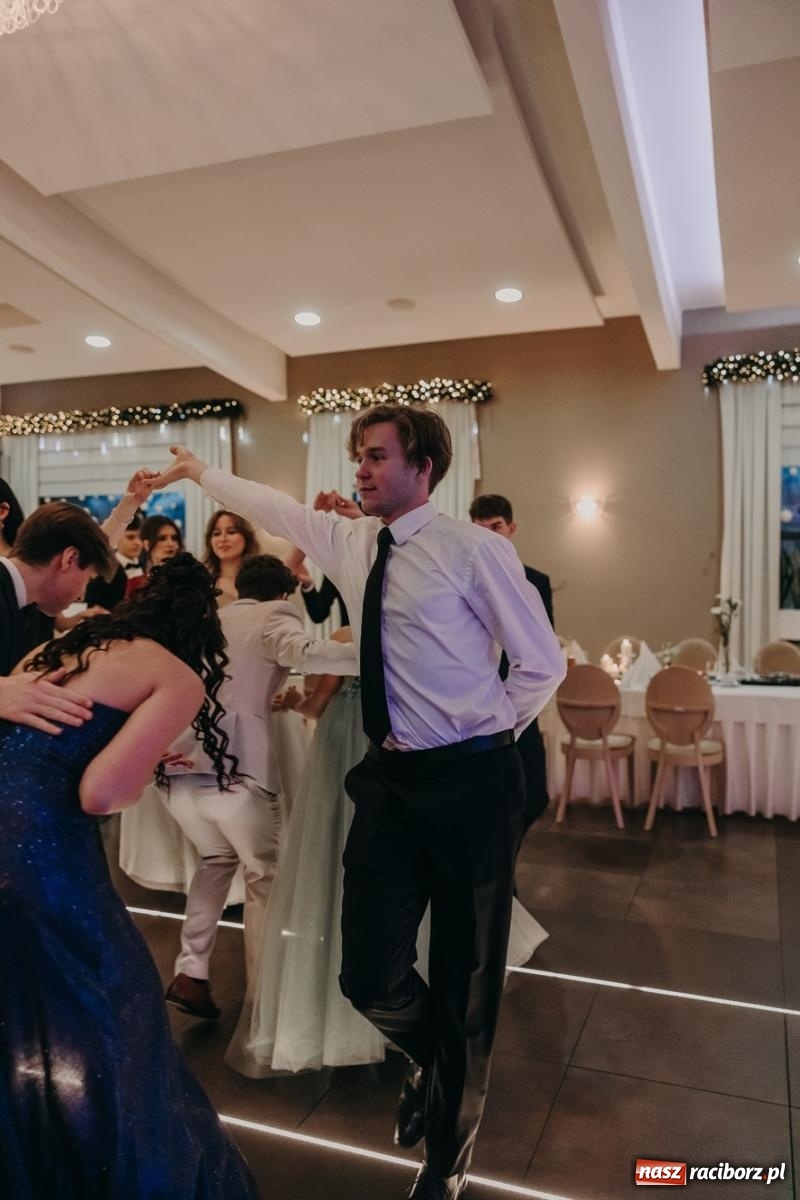 Zdjęcie w galerii na portalu naszraciborz.pl: Najmłodsza i najmniejsza studniówka. DLO bawi się w AquaBraxie [FOTO i WIDEO] wiadomości z regionu