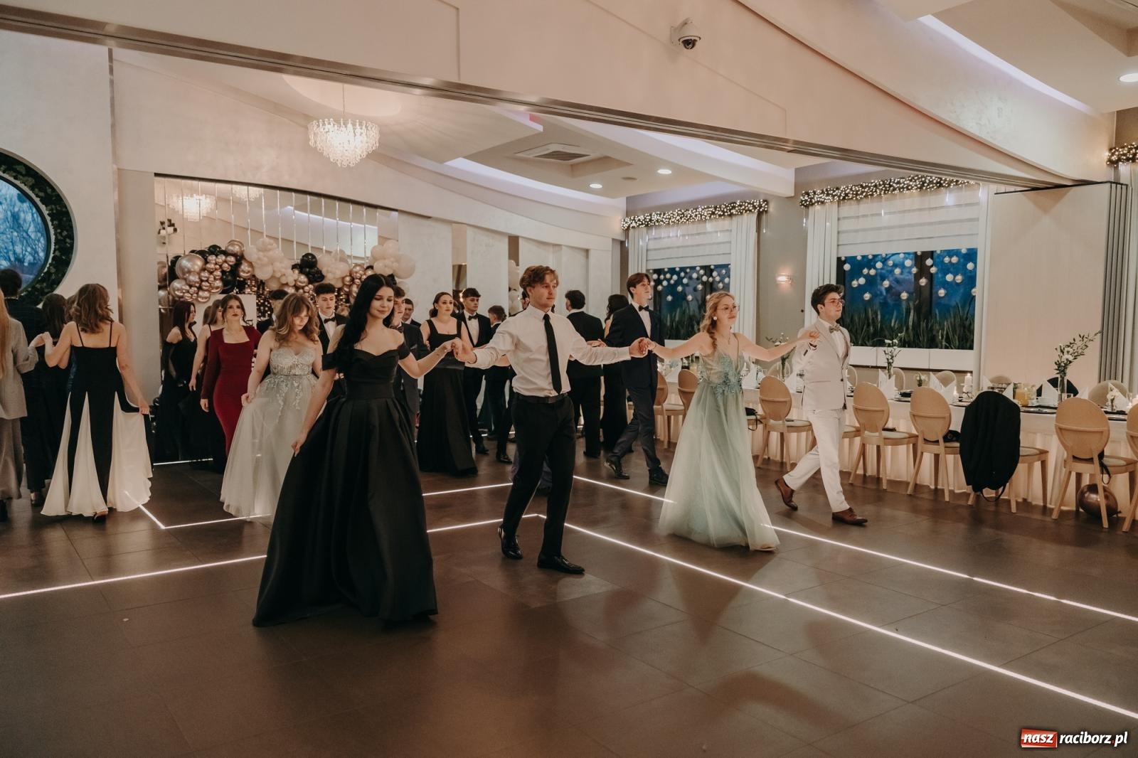 Zdjęcie w galerii na portalu naszraciborz.pl: Najmłodsza i najmniejsza studniówka. DLO bawi się w AquaBraxie [FOTO i WIDEO] wiadomości z regionu