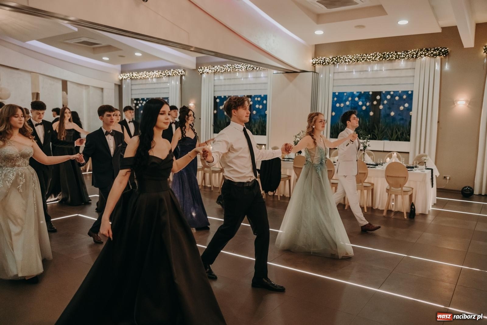 Zdjęcie w galerii na portalu naszraciborz.pl: Najmłodsza i najmniejsza studniówka. DLO bawi się w AquaBraxie [FOTO i WIDEO] wiadomości z regionu