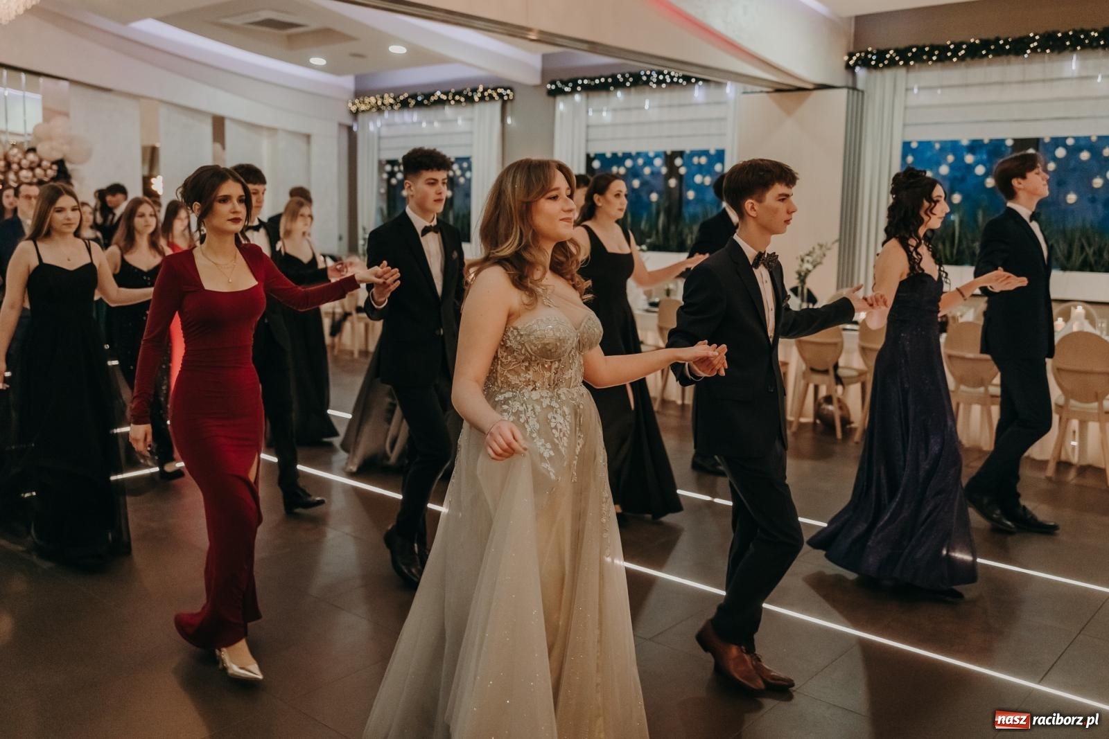 Zdjęcie w galerii na portalu naszraciborz.pl: Najmłodsza i najmniejsza studniówka. DLO bawi się w AquaBraxie [FOTO i WIDEO] wiadomości z regionu