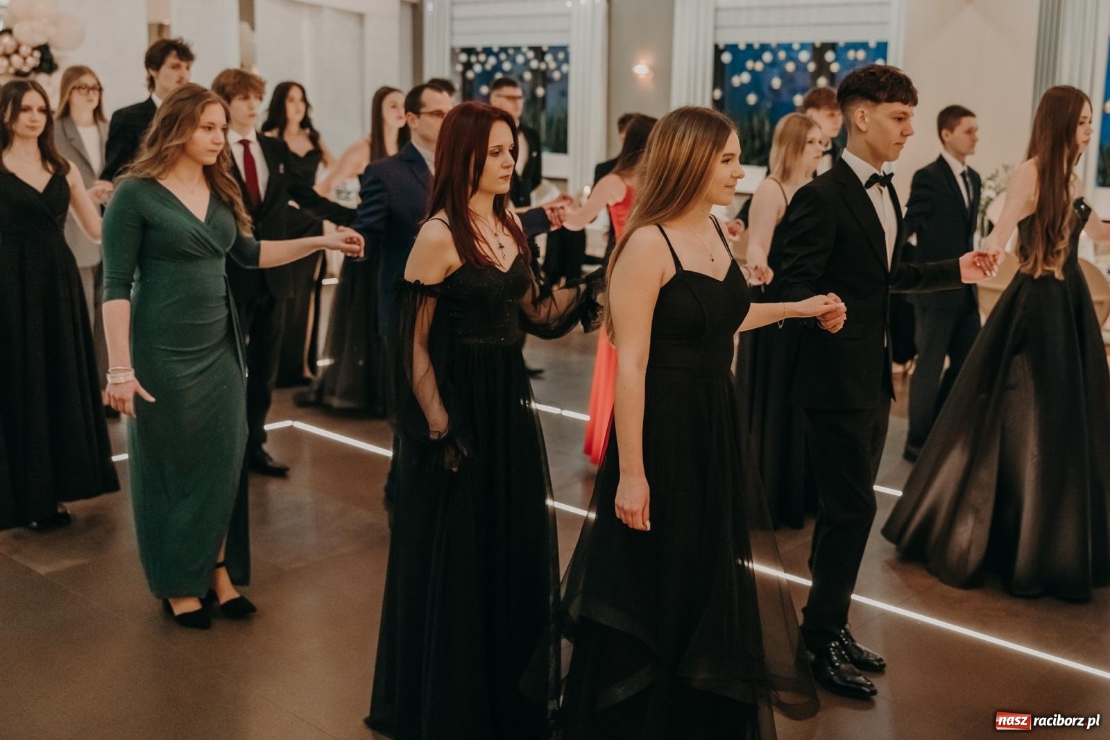 Zdjęcie w galerii na portalu naszraciborz.pl: Najmłodsza i najmniejsza studniówka. DLO bawi się w AquaBraxie [FOTO i WIDEO] wiadomości z regionu