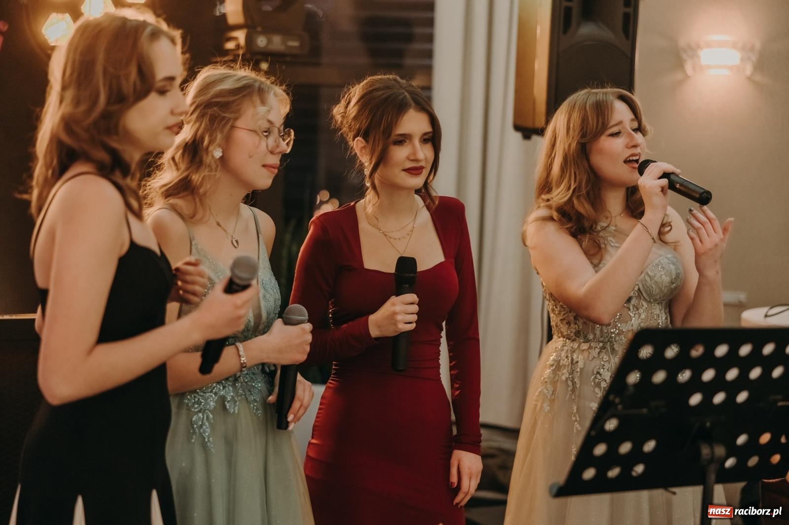 Zdjęcie w galerii na portalu naszraciborz.pl: Najmłodsza i najmniejsza studniówka. DLO bawi się w AquaBraxie [FOTO i WIDEO] wiadomości z regionu