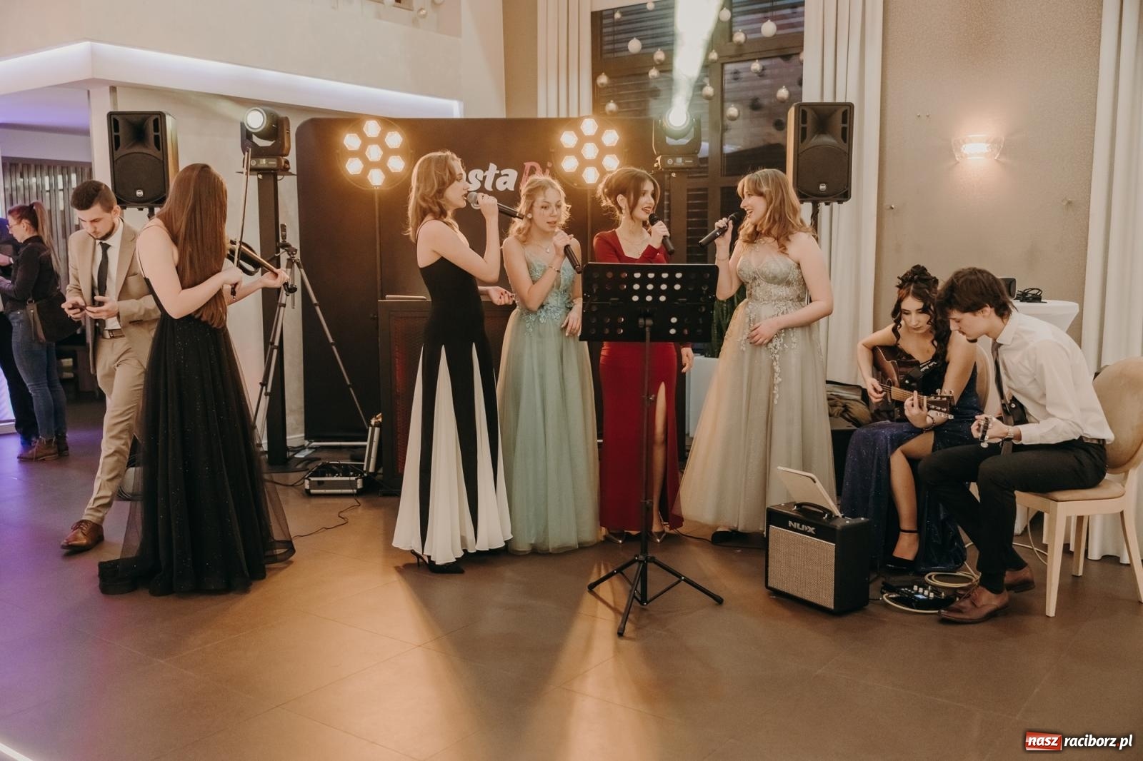 Zdjęcie w galerii na portalu naszraciborz.pl: Najmłodsza i najmniejsza studniówka. DLO bawi się w AquaBraxie [FOTO i WIDEO] wiadomości z regionu