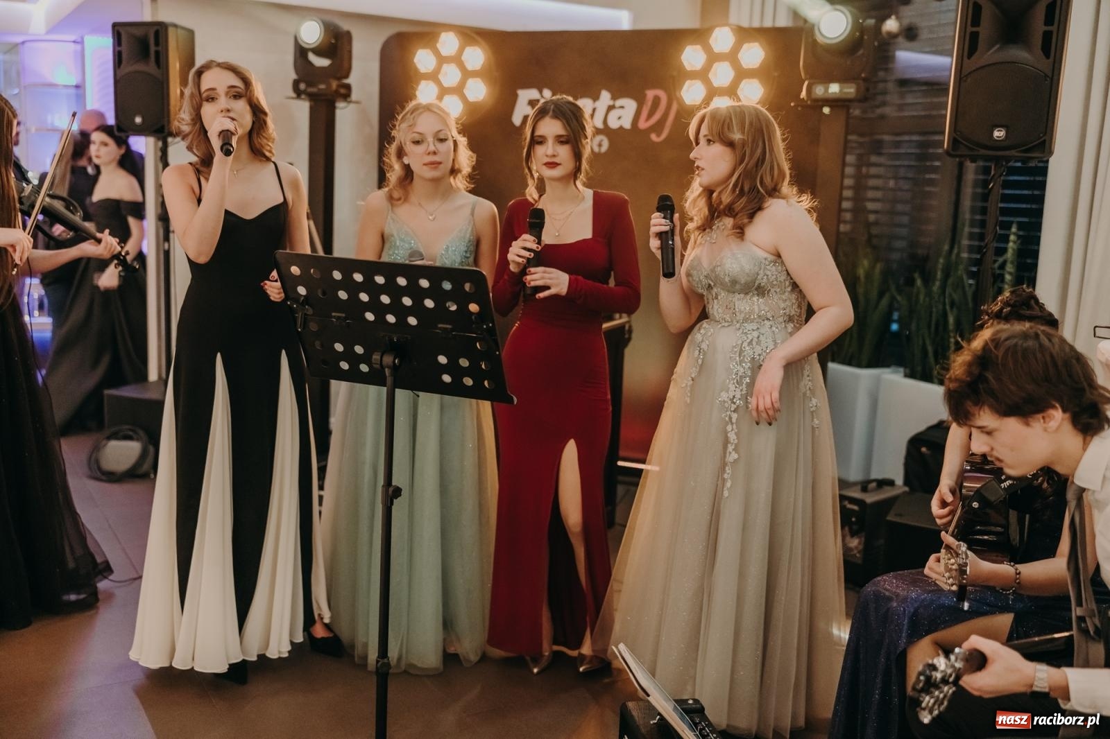 Zdjęcie w galerii na portalu naszraciborz.pl: Najmłodsza i najmniejsza studniówka. DLO bawi się w AquaBraxie [FOTO i WIDEO] wiadomości z regionu