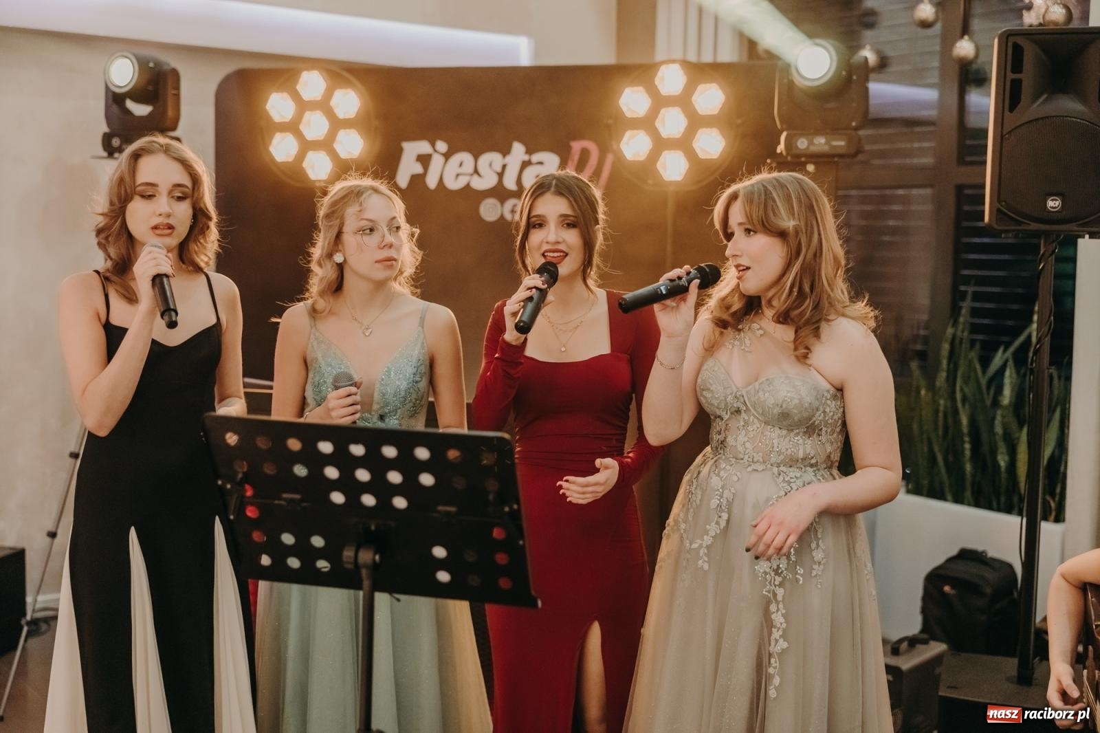 Zdjęcie w galerii na portalu naszraciborz.pl: Najmłodsza i najmniejsza studniówka. DLO bawi się w AquaBraxie [FOTO i WIDEO] wiadomości z regionu