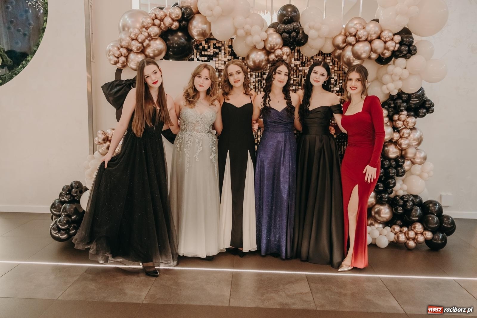 Zdjęcie w galerii na portalu naszraciborz.pl: Najmłodsza i najmniejsza studniówka. DLO bawi się w AquaBraxie [FOTO i WIDEO] wiadomości z regionu