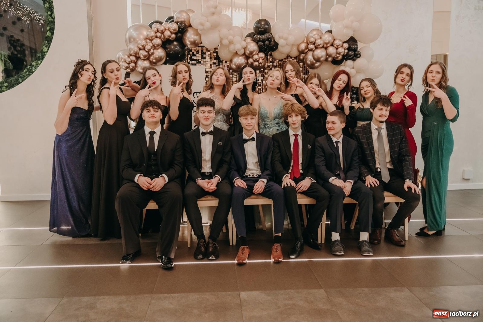 Zdjęcie w galerii na portalu naszraciborz.pl: Najmłodsza i najmniejsza studniówka. DLO bawi się w AquaBraxie [FOTO i WIDEO] wiadomości z regionu