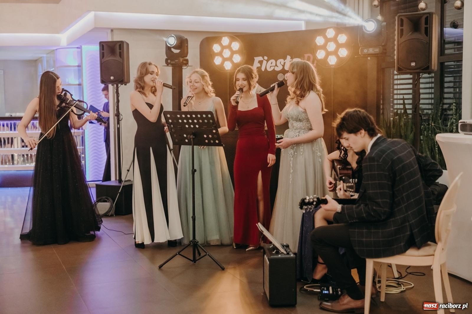 Zdjęcie w galerii na portalu naszraciborz.pl: Najmłodsza i najmniejsza studniówka. DLO bawi się w AquaBraxie [FOTO i WIDEO] wiadomości z regionu