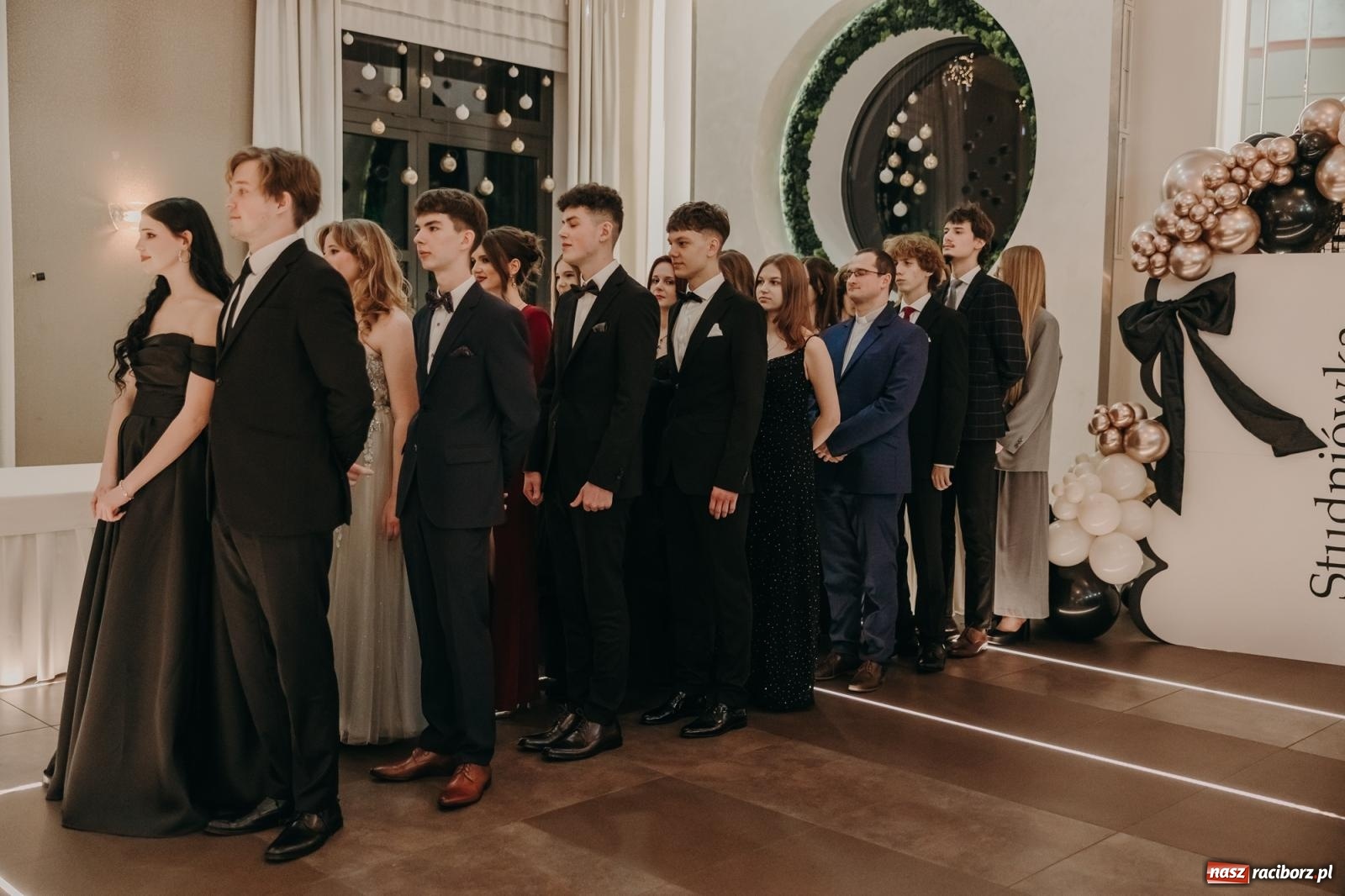 Zdjęcie w galerii na portalu naszraciborz.pl: Najmłodsza i najmniejsza studniówka. DLO bawi się w AquaBraxie [FOTO i WIDEO] wiadomości z regionu