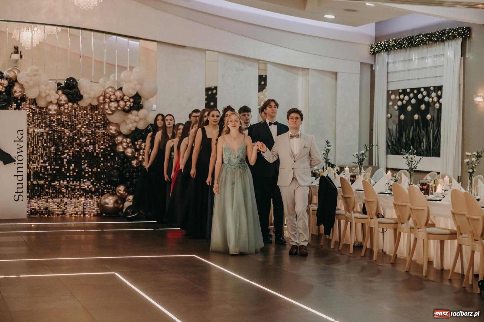 Zdjęcie w galerii na portalu naszraciborz.pl: Najmłodsza i najmniejsza studniówka. DLO bawi się w AquaBraxie [FOTO i WIDEO] wiadomości z regionu