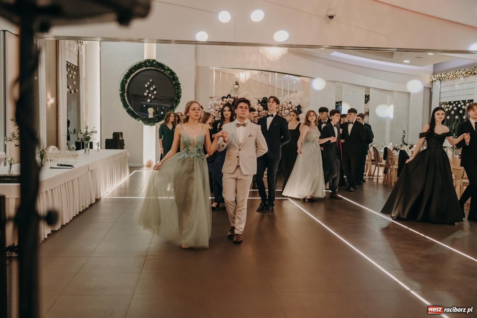 Zdjęcie w galerii na portalu naszraciborz.pl: Najmłodsza i najmniejsza studniówka. DLO bawi się w AquaBraxie [FOTO i WIDEO] wiadomości z regionu