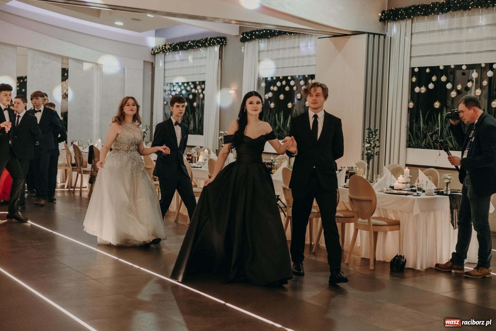 Zdjęcie w galerii na portalu naszraciborz.pl: Najmłodsza i najmniejsza studniówka. DLO bawi się w AquaBraxie [FOTO i WIDEO] wiadomości z regionu