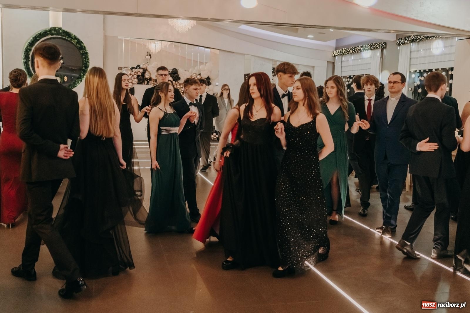 Zdjęcie w galerii na portalu naszraciborz.pl: Najmłodsza i najmniejsza studniówka. DLO bawi się w AquaBraxie [FOTO i WIDEO] wiadomości z regionu