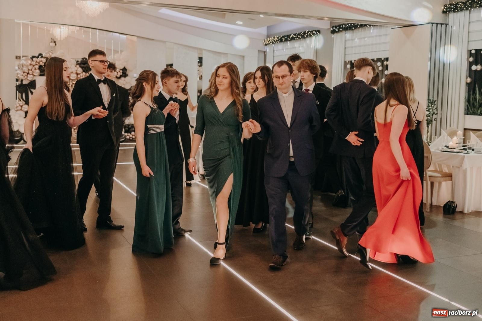 Zdjęcie w galerii na portalu naszraciborz.pl: Najmłodsza i najmniejsza studniówka. DLO bawi się w AquaBraxie [FOTO i WIDEO] wiadomości z regionu