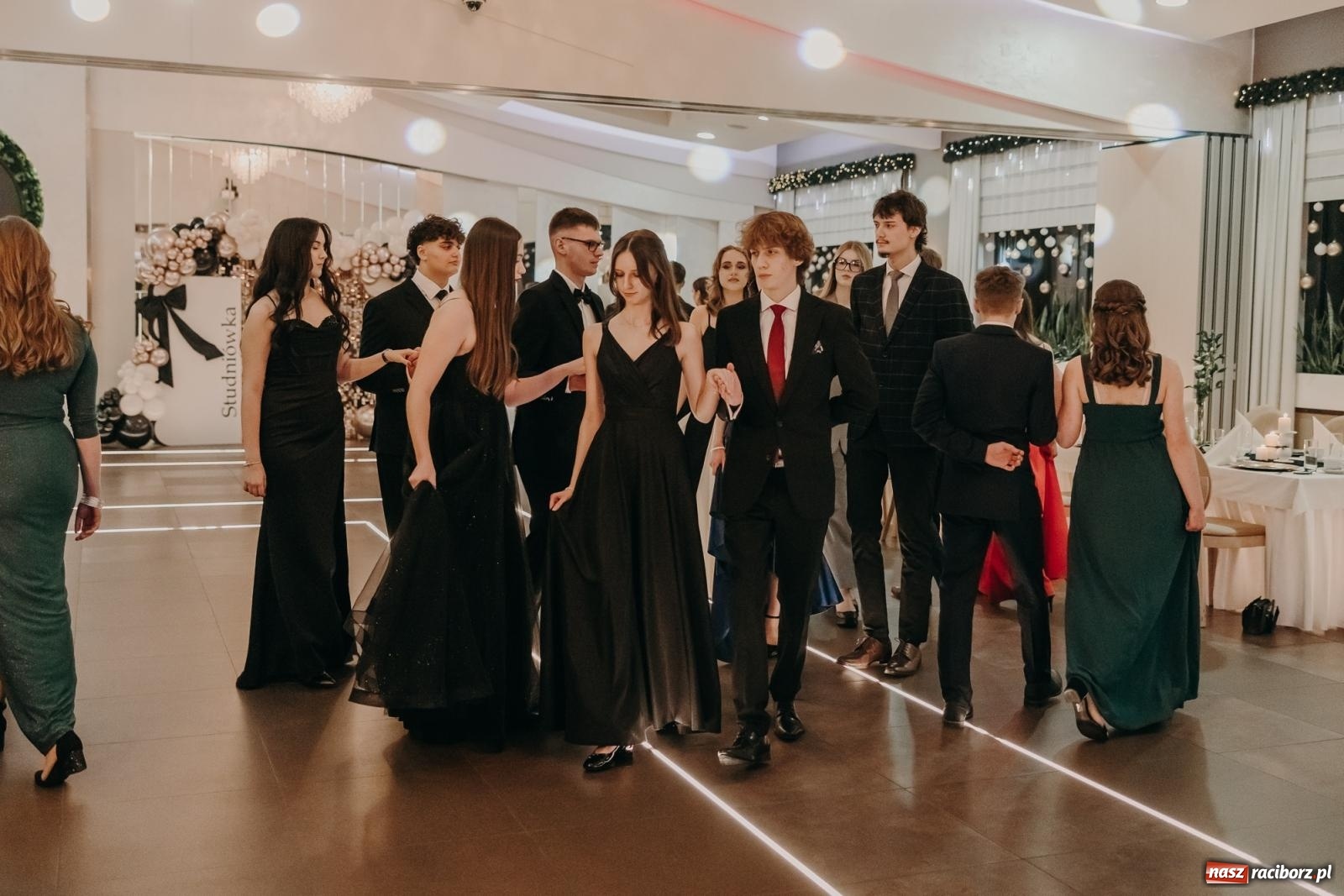 Zdjęcie w galerii na portalu naszraciborz.pl: Najmłodsza i najmniejsza studniówka. DLO bawi się w AquaBraxie [FOTO i WIDEO] wiadomości z regionu