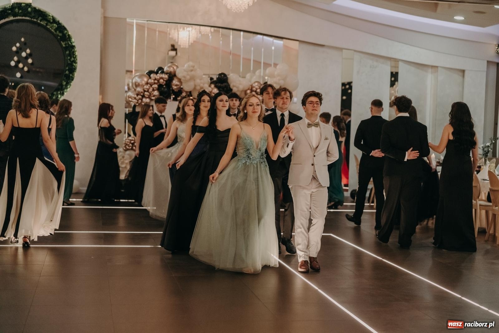 Zdjęcie w galerii na portalu naszraciborz.pl: Najmłodsza i najmniejsza studniówka. DLO bawi się w AquaBraxie [FOTO i WIDEO] wiadomości z regionu