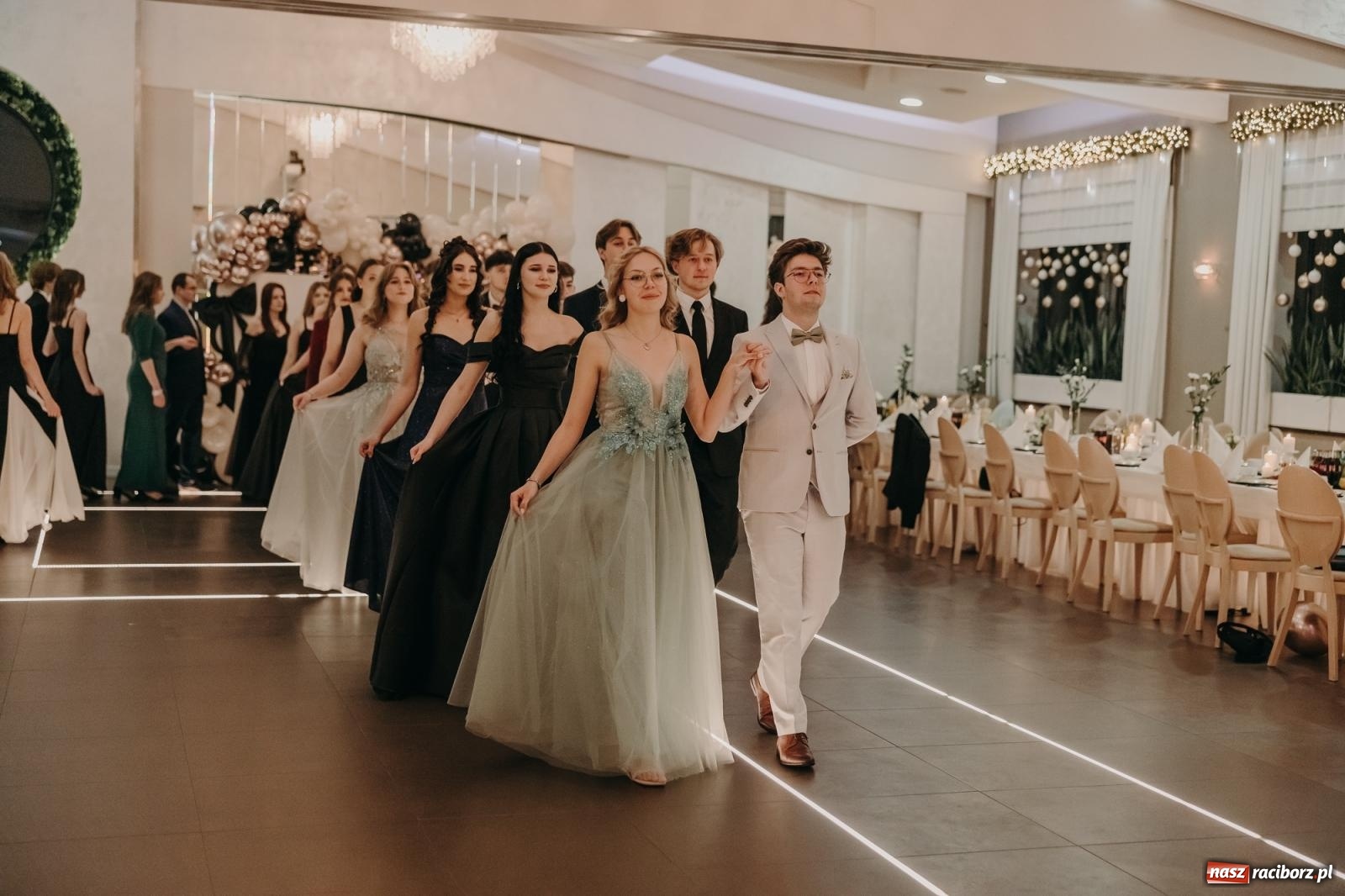 Zdjęcie w galerii na portalu naszraciborz.pl: Najmłodsza i najmniejsza studniówka. DLO bawi się w AquaBraxie [FOTO i WIDEO] wiadomości z regionu