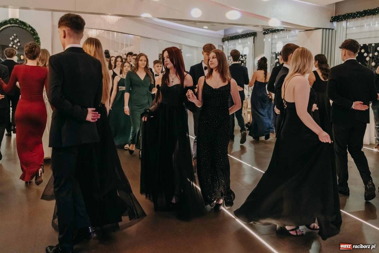 Zdjęcie w galerii na portalu naszraciborz.pl: Najmłodsza i najmniejsza studniówka. DLO bawi się w AquaBraxie [FOTO i WIDEO] wiadomości z regionu