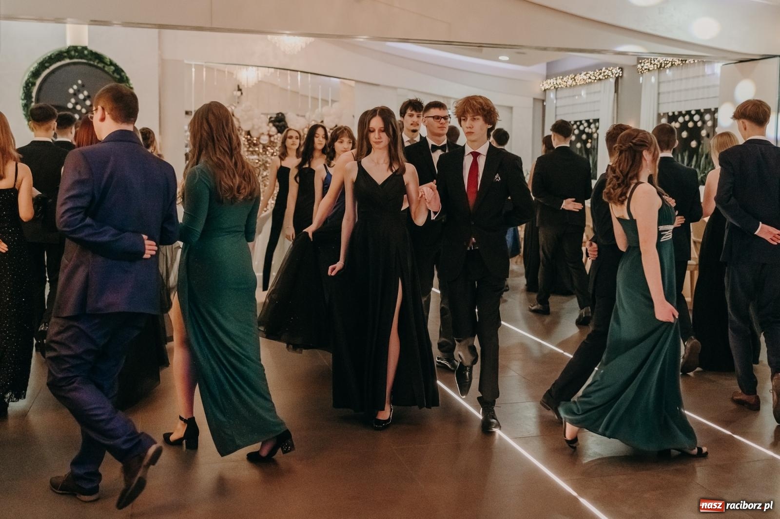 Zdjęcie w galerii na portalu naszraciborz.pl: Najmłodsza i najmniejsza studniówka. DLO bawi się w AquaBraxie [FOTO i WIDEO] wiadomości z regionu