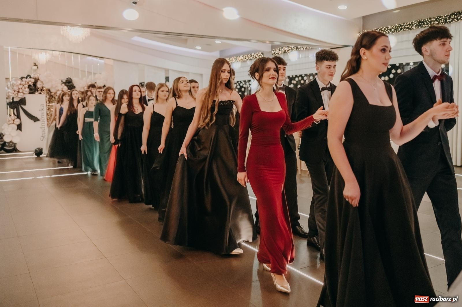 Zdjęcie w galerii na portalu naszraciborz.pl: Najmłodsza i najmniejsza studniówka. DLO bawi się w AquaBraxie [FOTO i WIDEO] wiadomości z regionu