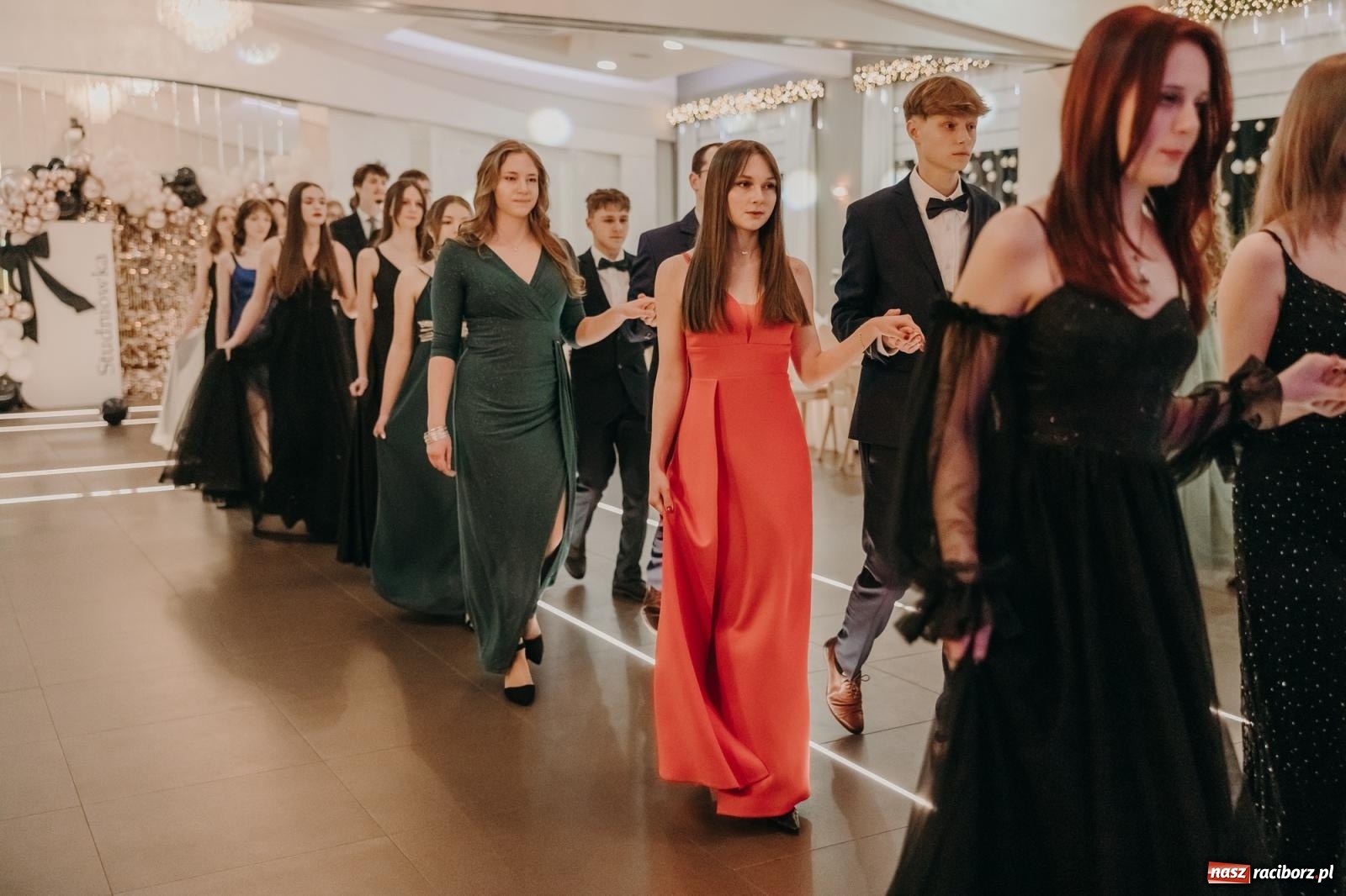 Zdjęcie w galerii na portalu naszraciborz.pl: Najmłodsza i najmniejsza studniówka. DLO bawi się w AquaBraxie [FOTO i WIDEO] wiadomości z regionu