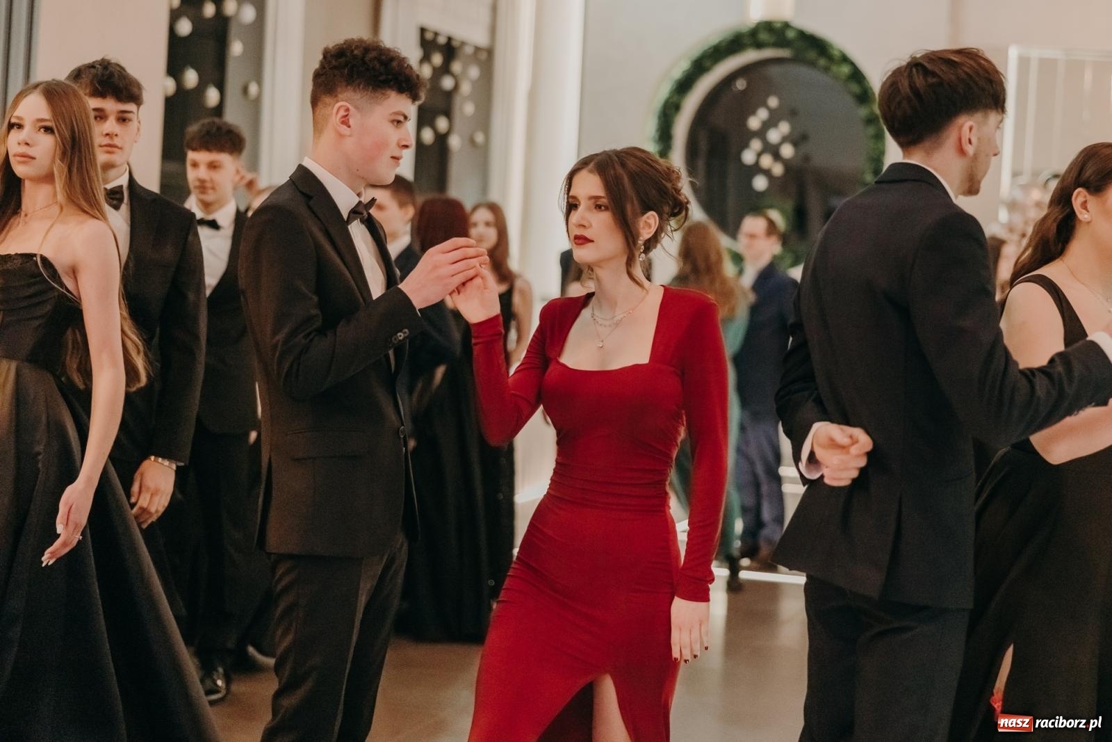 Zdjęcie w galerii na portalu naszraciborz.pl: Najmłodsza i najmniejsza studniówka. DLO bawi się w AquaBraxie [FOTO i WIDEO] wiadomości z regionu