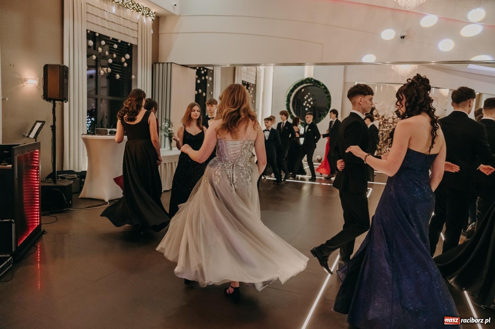 Zdjęcie w galerii na portalu naszraciborz.pl: Najmłodsza i najmniejsza studniówka. DLO bawi się w AquaBraxie [FOTO i WIDEO] wiadomości z regionu